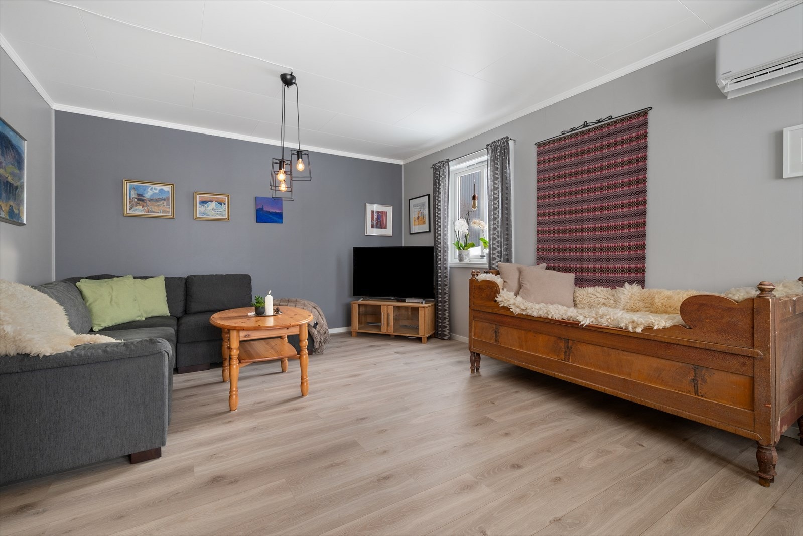 De fleste gulvene i leiligheten ble lagt ny i 2018 (unntatt bod, gang ved soverommene og ett av soverommene). Galleribilde