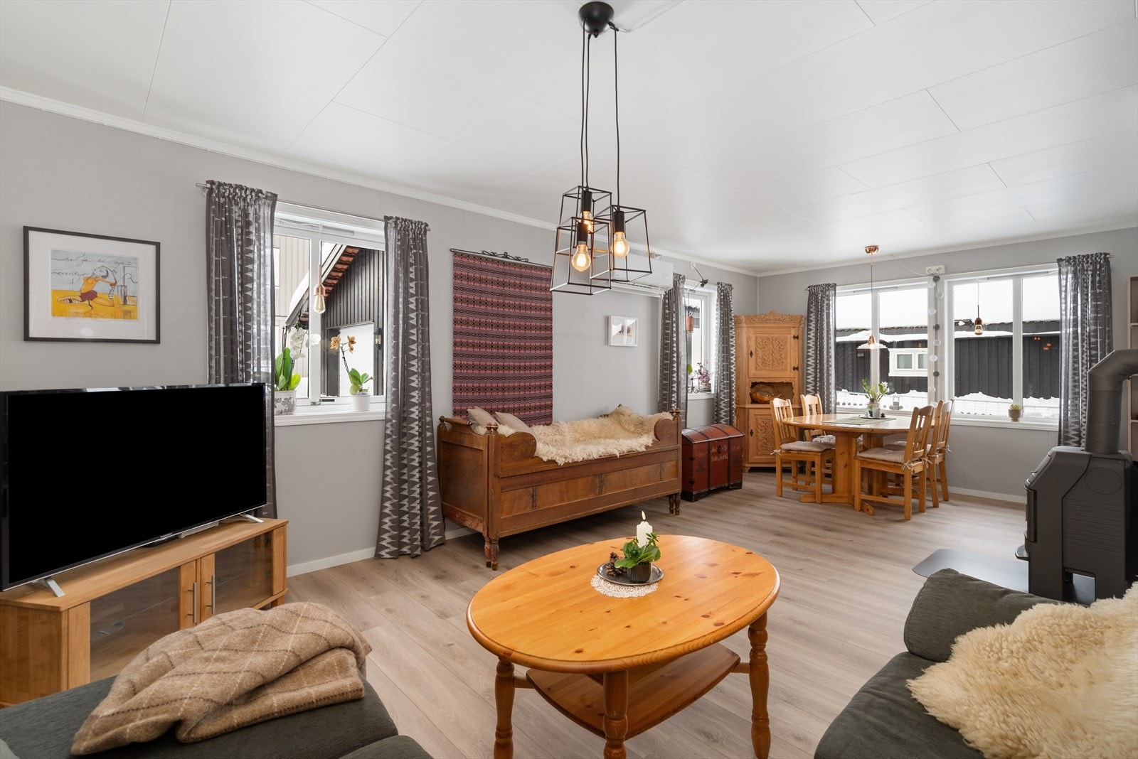 Stue med plass for både sofagruppe og spisebord. Galleribilde