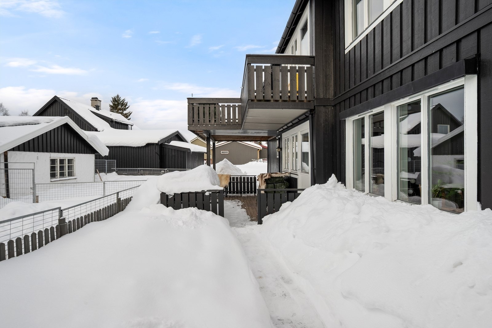 Utenfor terrassen er det litt plenareal. Galleribilde