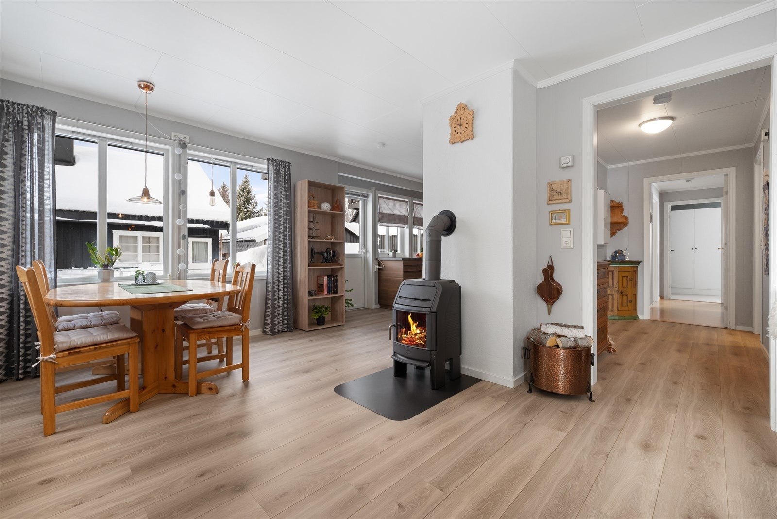 Fra stue mot kjøkken og gang. Galleribilde