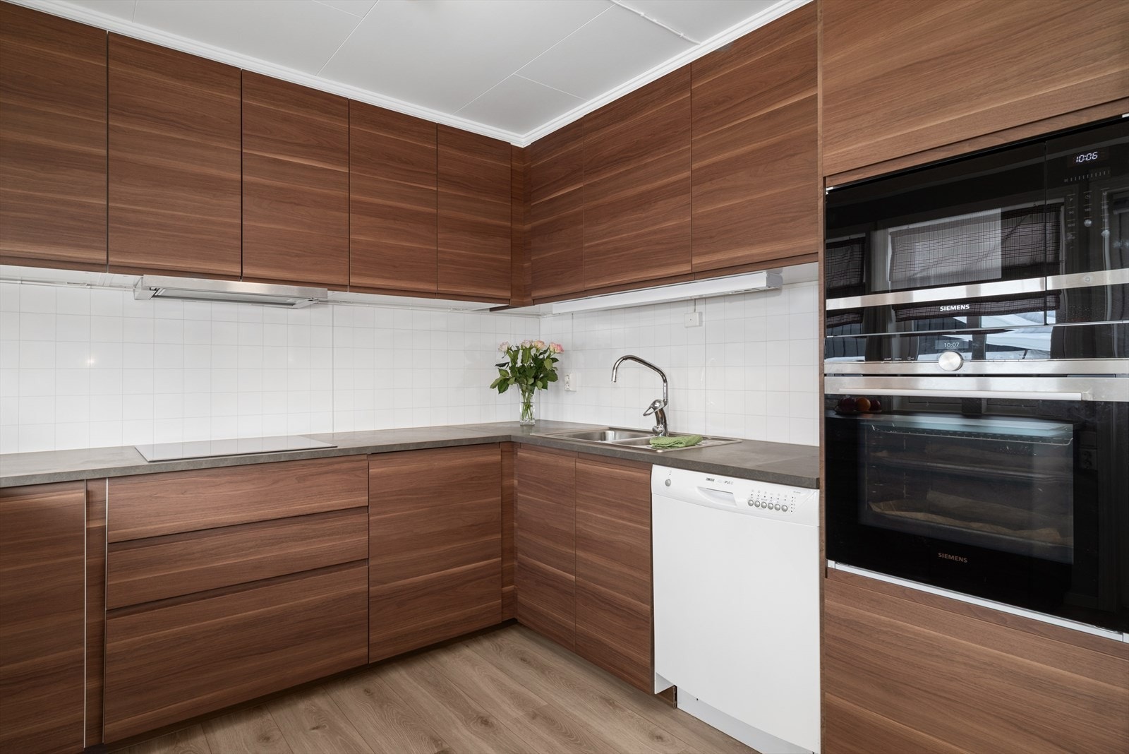 Komfyr, platetopp, mikro, oppvaskmaskin og kjøleskap medfølger i handelen. Galleribilde