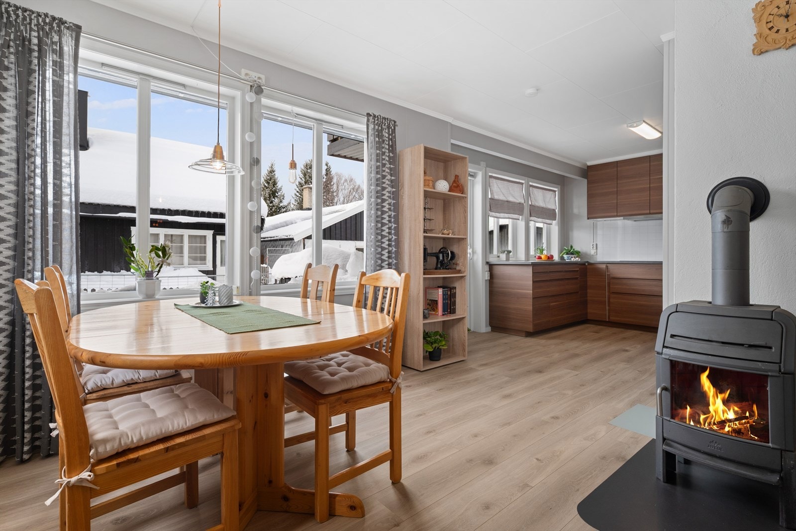 Naturlig plass til spisestue i overgangen mellom stue og kjøkken. Galleribilde