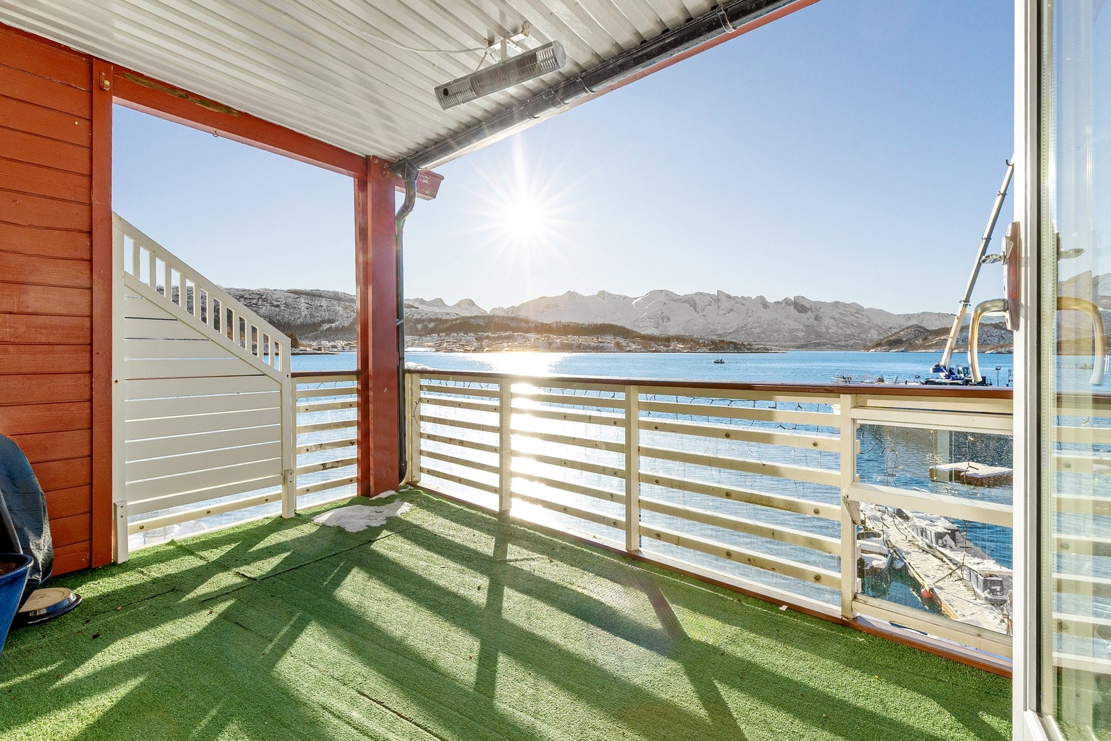 Balkong med fantastisk hav- og fjellutsikt mot innseilingen til Ørnes Havn Galleribilde