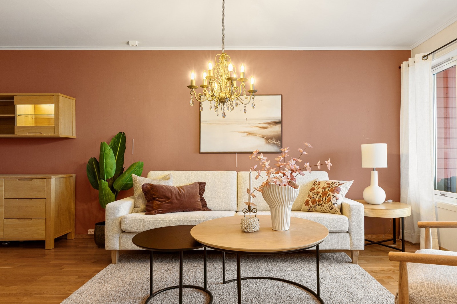 Oppholdsrommet er lyst og luftig, med fine overflater og herlig lysinnslipp fra store vindusflater. Galleribilde