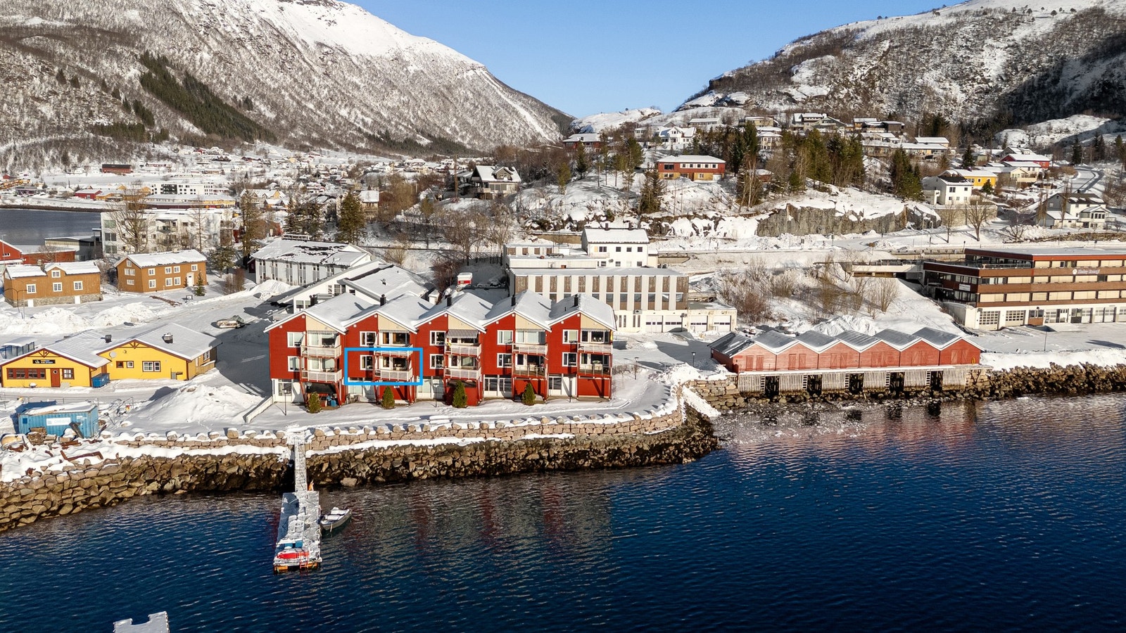 Svært attraktiv beliggenhet "på fremste rekke" - med fantastisk sjøutsikt og gode sol- og lysforhold. Galleribilde