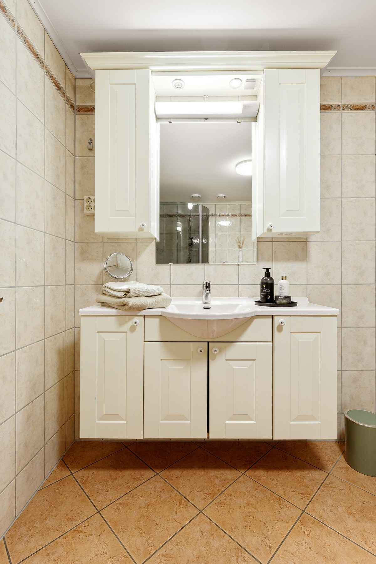 Tilliggende badet finnes et praktisk vaskerom. Galleribilde