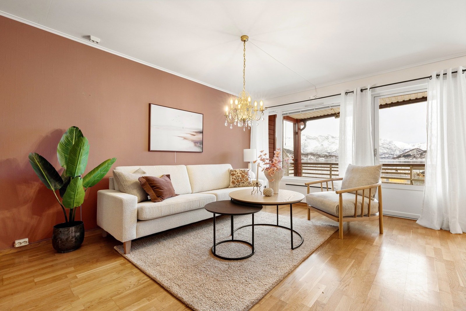 Lys og romslig stue med god møbleringsfrihet, som enkelt lar seg innrede etter ønske og behov. Galleribilde