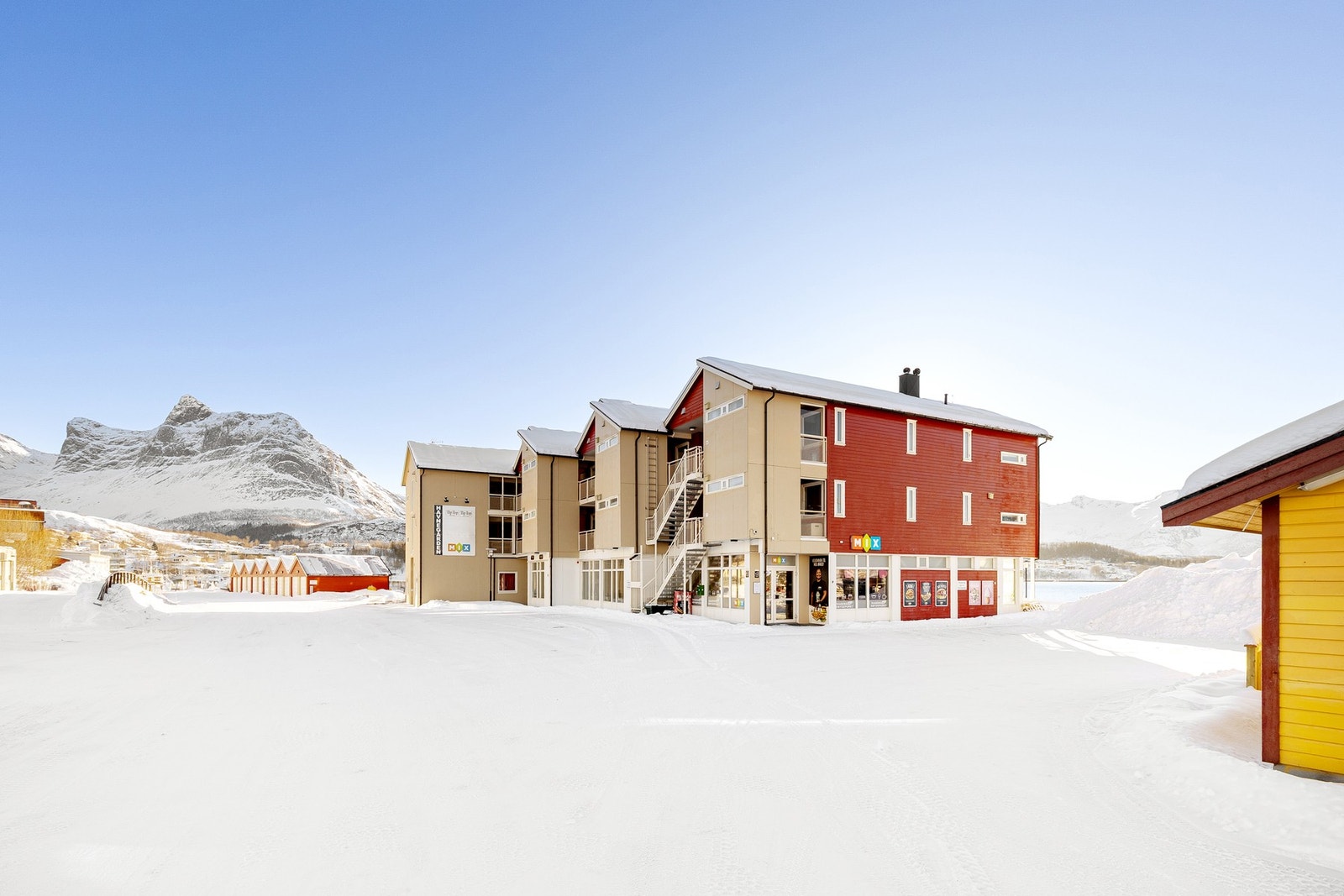 Havnegården er et attraktivt, veletablert sameie med høy trivselsgrad - sentralt på Ørnes. Galleribilde