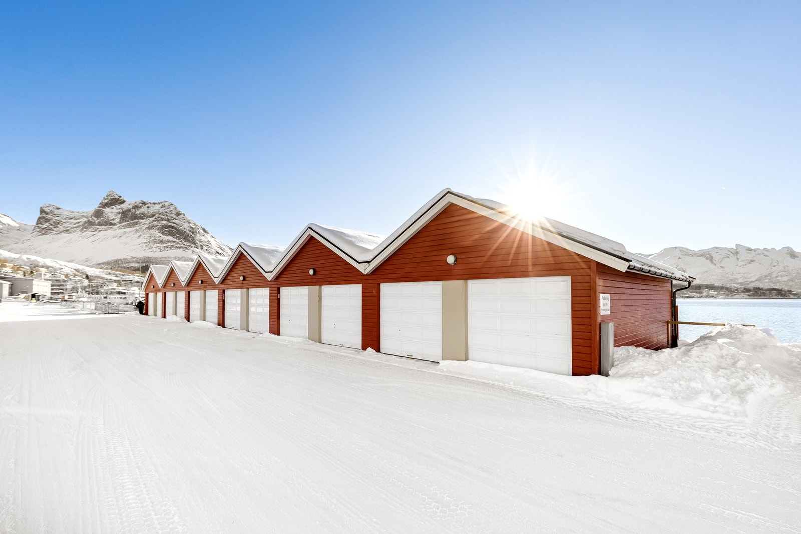 Det medfølger garasjeplass til leiligheten, og det er tilrettelagt for etablering av elbillader i egen garasje. Elektrisk port. Galleribilde