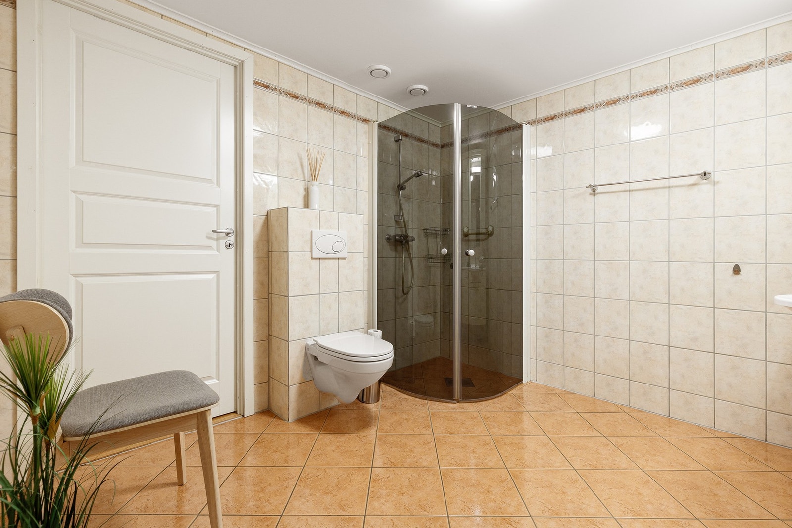 Flislagt, romslig bad med elektriske varmekabler i gulv. Innredning med dusjnisje, vegghengt WC og servantseksjon. Galleribilde