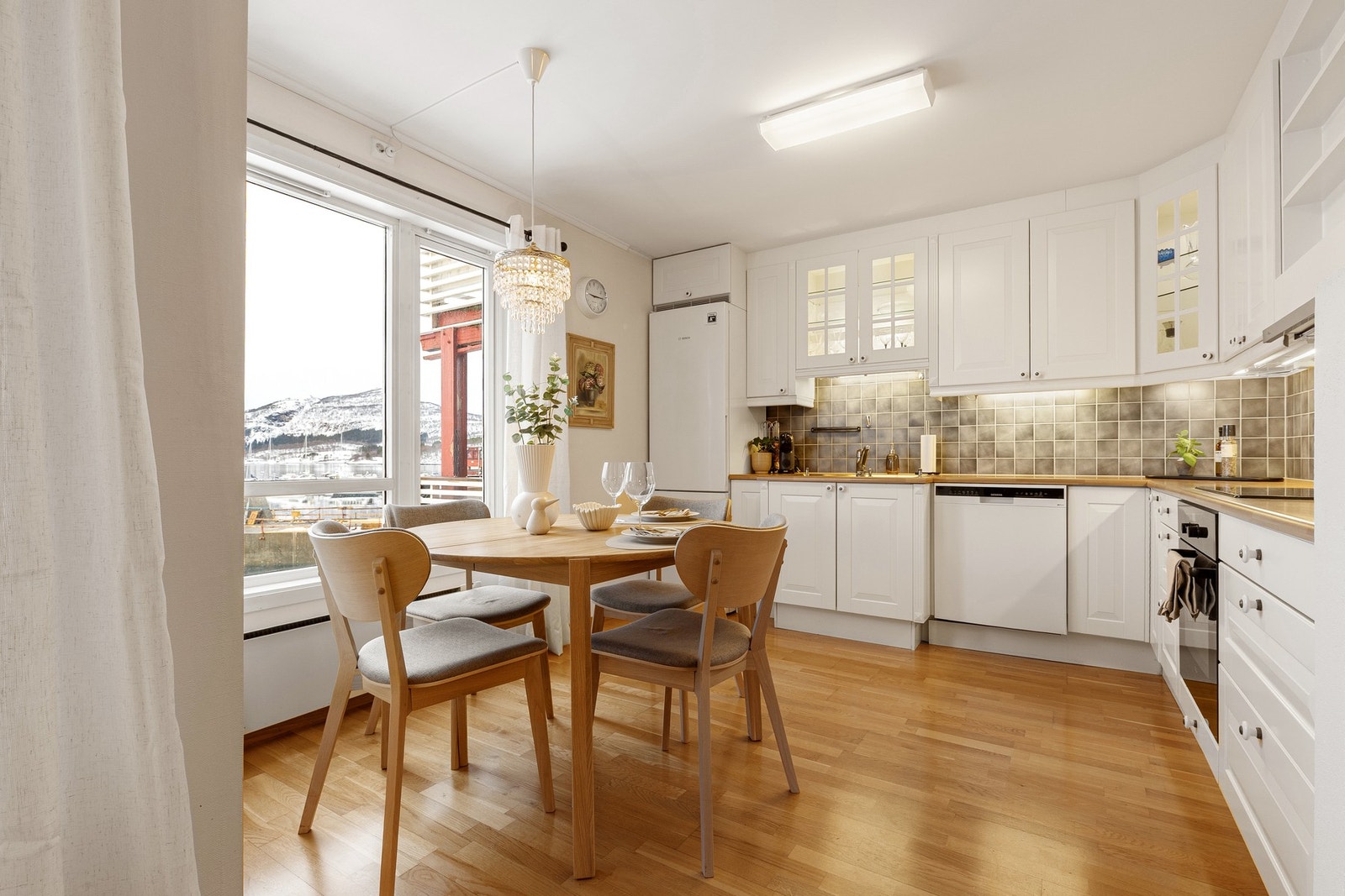 Kjøkkenet ligger i åpen løsning mot stuen. Galleribilde