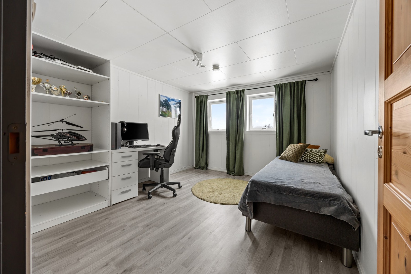 Disponibelt rom omgjort til soverom. Det foreligger ingen søknad om bruksendring og kjøper overtar risiko for dette. Galleribilde