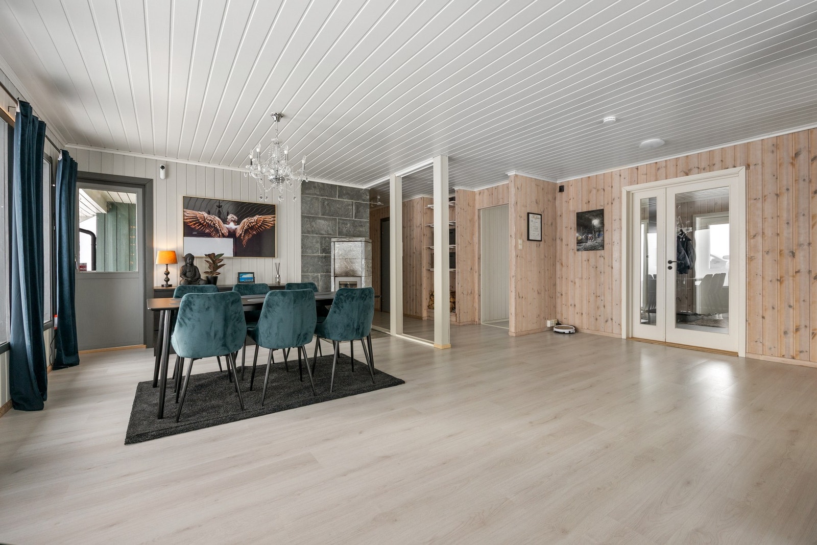 Stue med god plass til spisestuemøbel og sofagruppe. Galleribilde