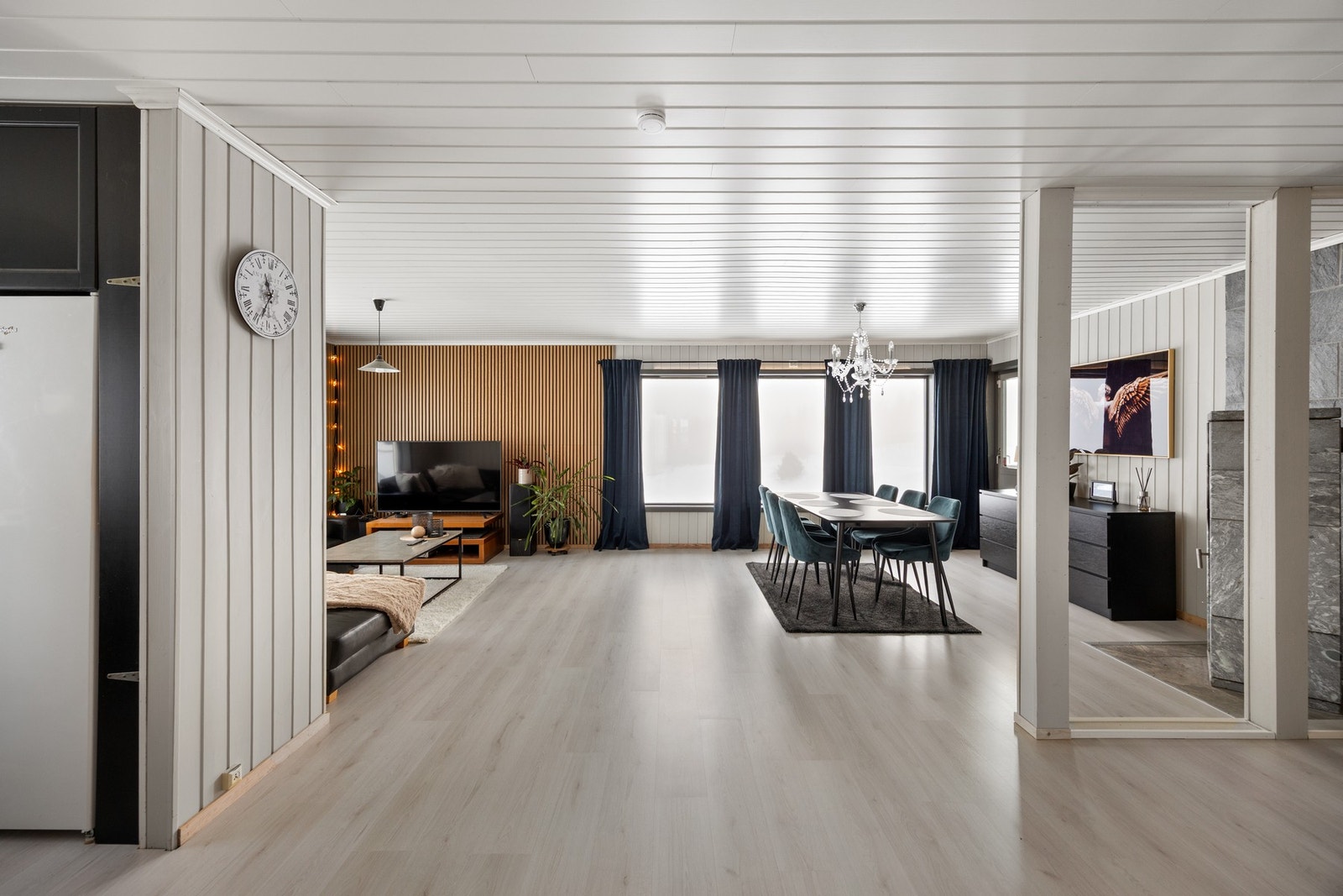 Store vindusflater sørger for mye dagslys og fin utsikt. Galleribilde