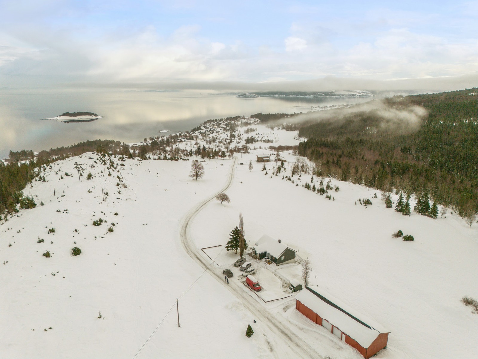 I nærområdet er det kort vei til opparbeidede strender, vakkert fjellandskap, flotte tur- og jaktområder, fine fisketjern, m.m. Galleribilde