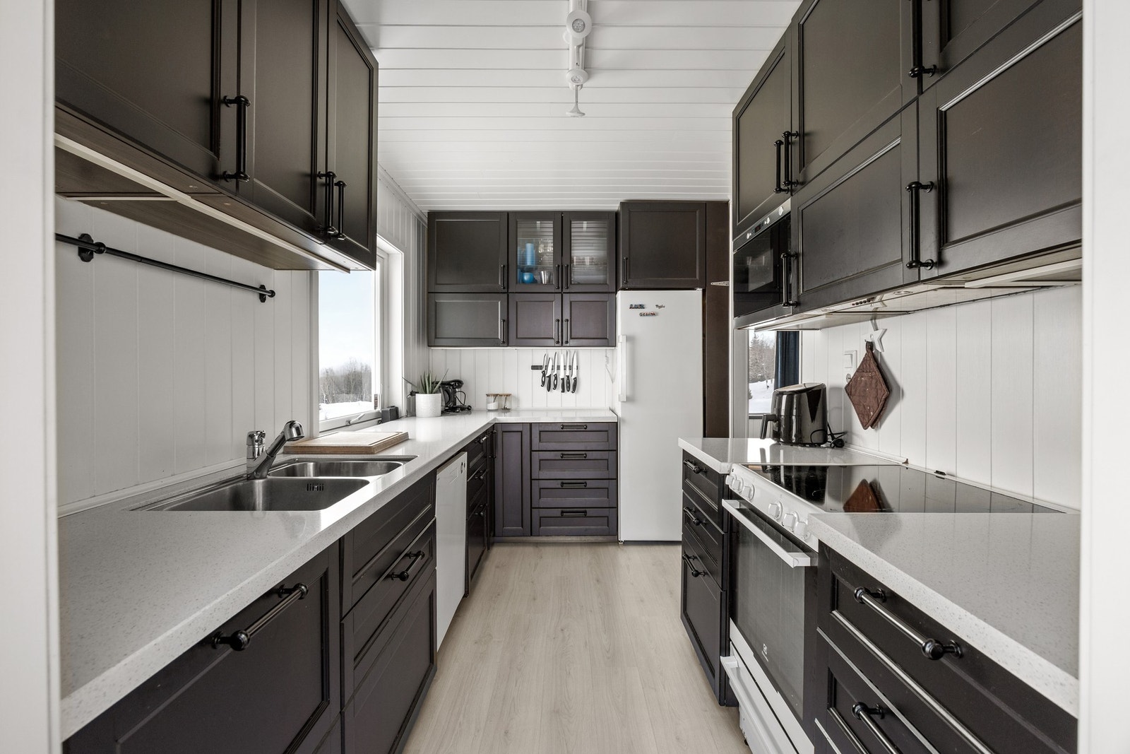 Kjøkken - 8,5 kvm. Moderne innredning som er montert i 2014. Galleribilde