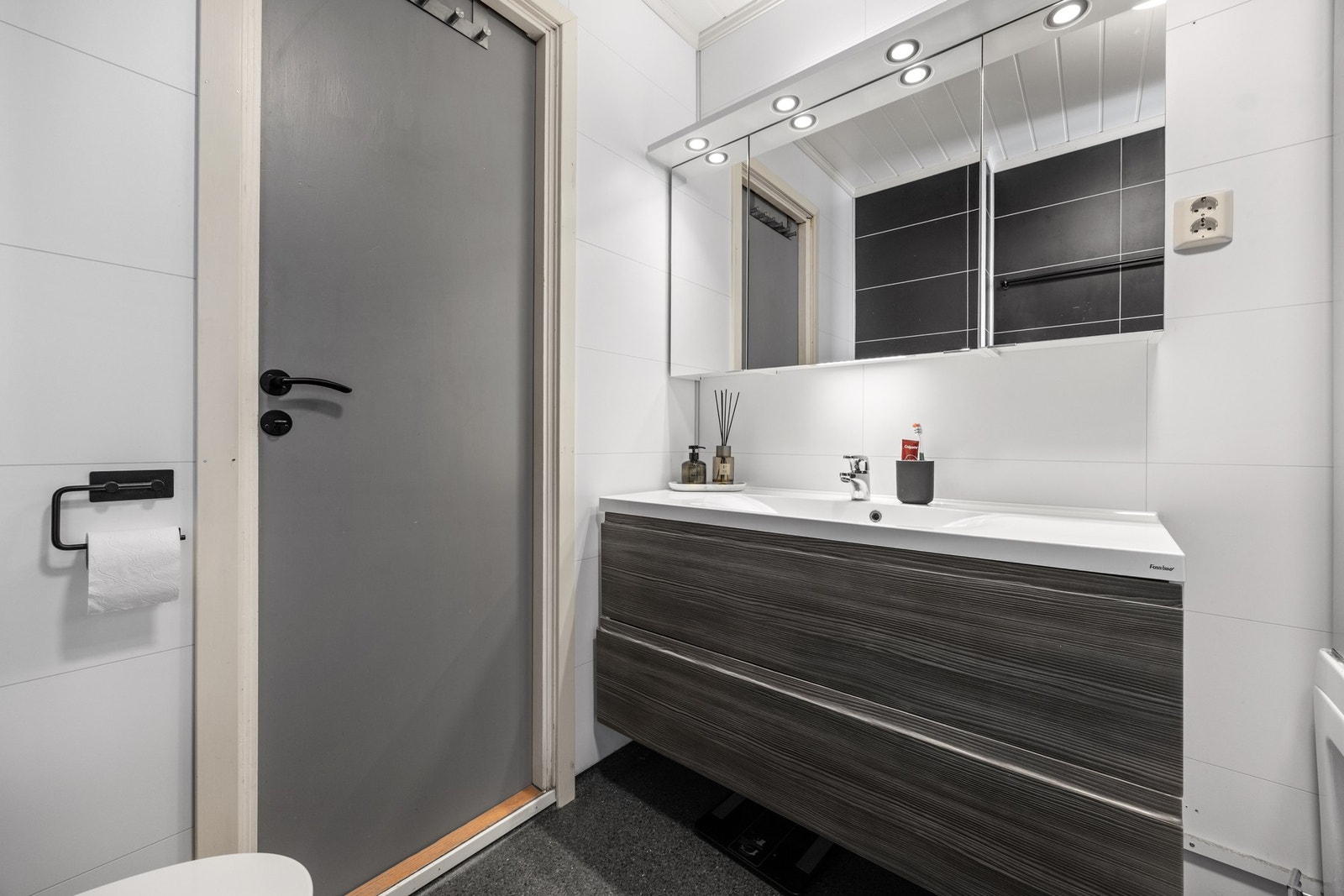 Utstyrt med servantskap, toalett og badekar med dusjvegger. Galleribilde