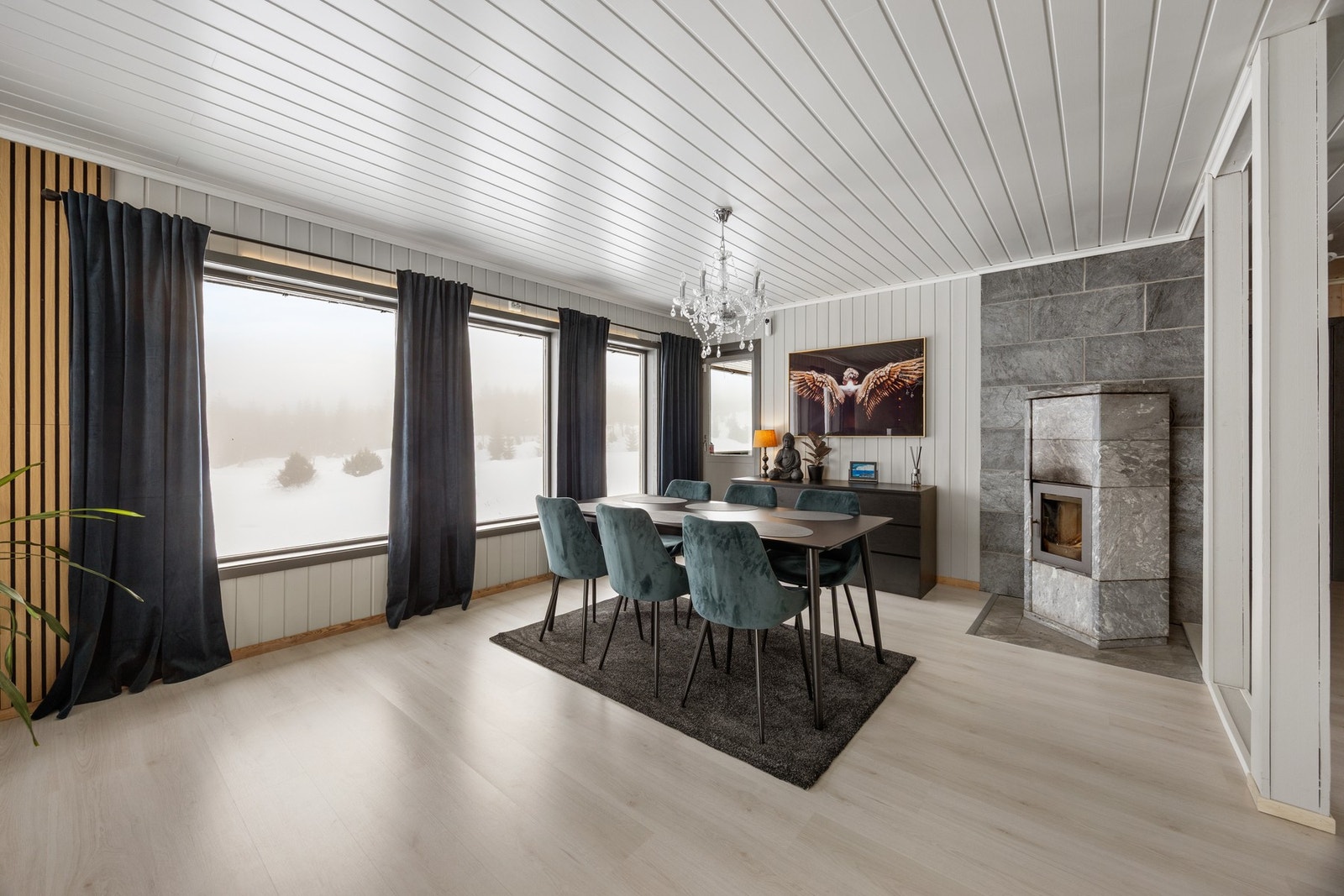 Boligen har oppvarming fra vedfyring, elektrisitet og varmepumpe. Varmepumpe montert i 2022. Galleribilde