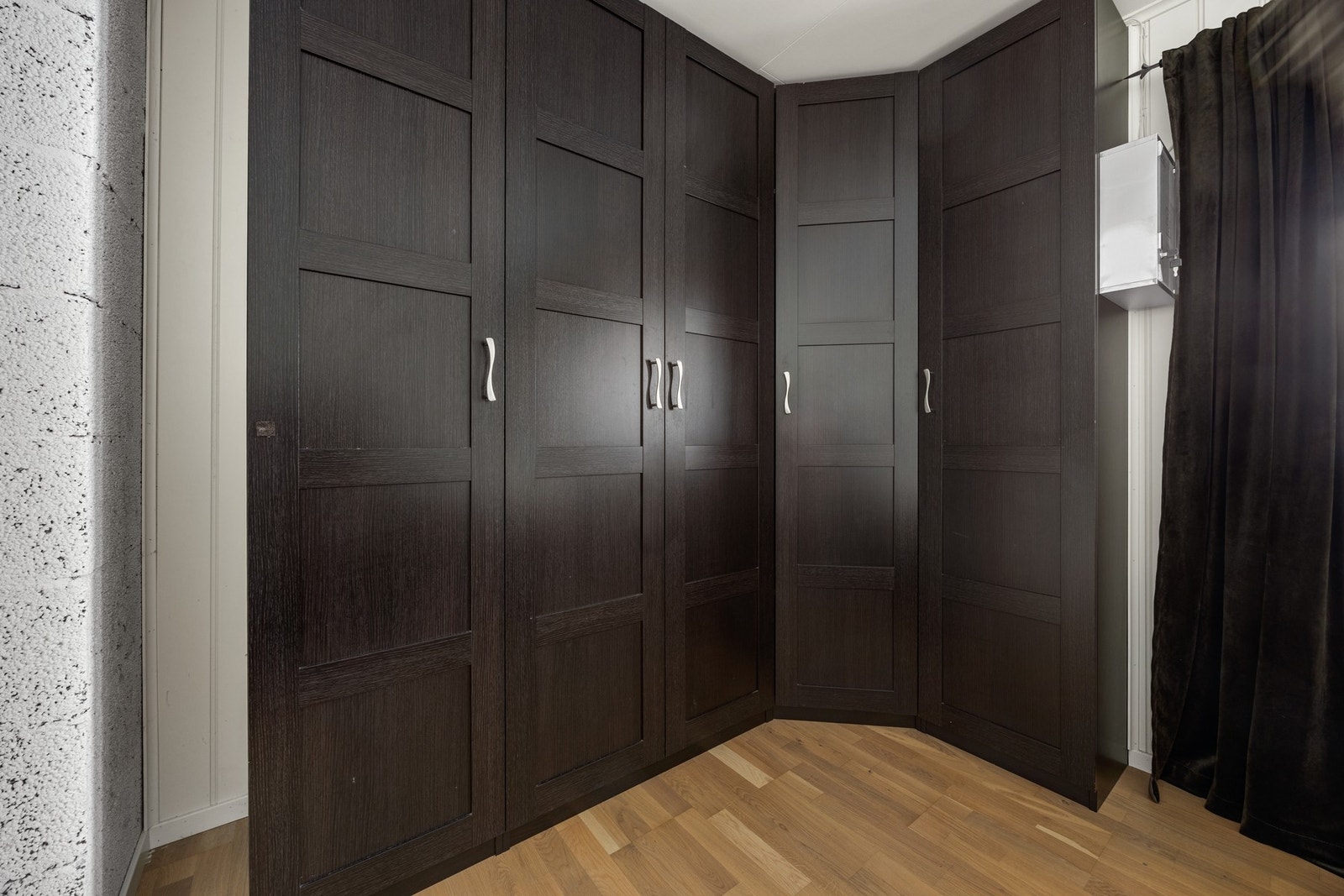 Garderobeløsning på soverom. Galleribilde