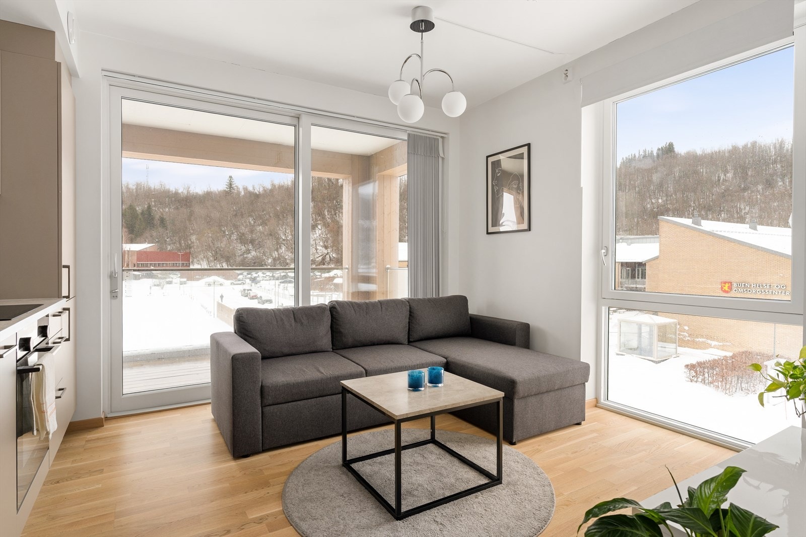 Nordvik Bolig ved Thomas Kvålsvoll ønsker velkommen til Lenavegen 84 (Foto: Max Stenberg) Galleribilde