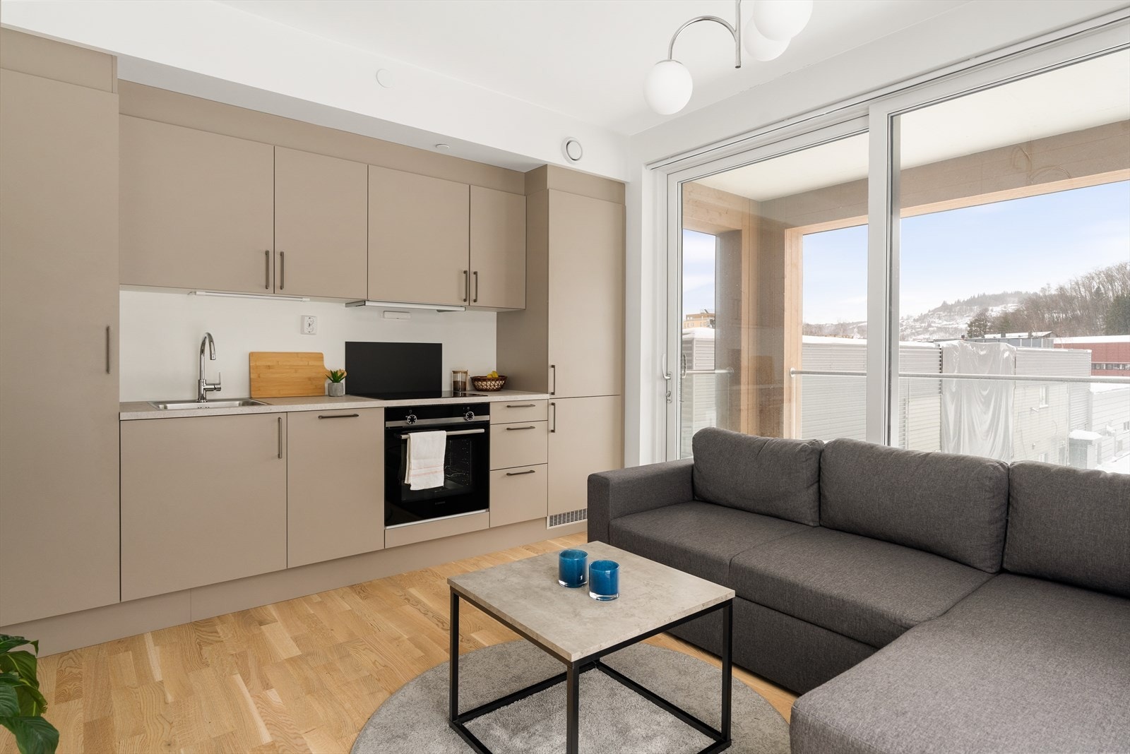 Her ligger alt til rette for en enkel og bekymringsfri hverdag i et nyere boligprosjekt. Galleribilde