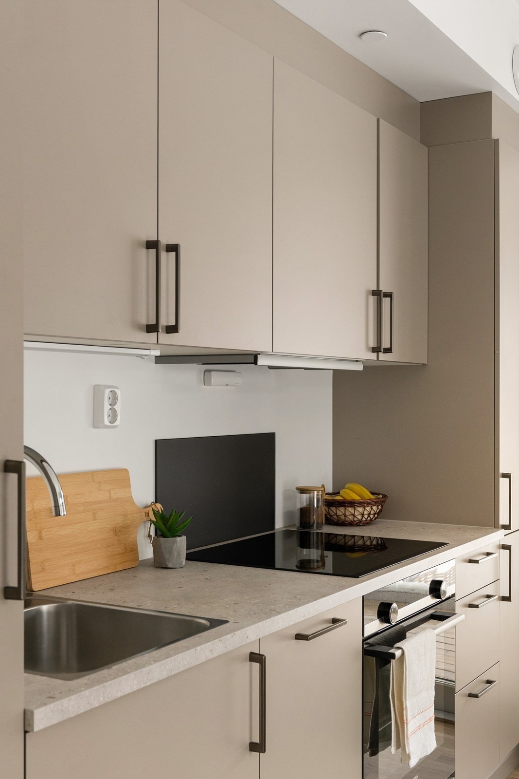 Ny eier får gleden av integrerte hvitevarer som medfølger handelen. Galleribilde