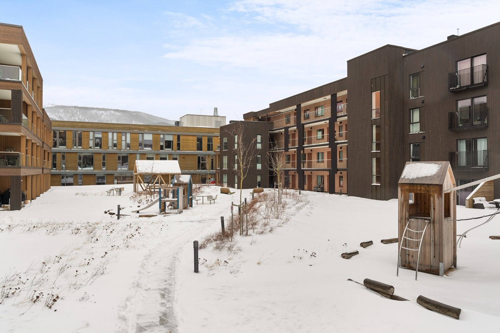 Beliggenheten er sentral og svært attraktiv med Melhustorget kjøpesenter kun en kort heistur unna, jevnlige avganger med både buss og tog fra Melhus skysstasjon like ved, samt en nydelig takhage i sameiet. Galleribilde