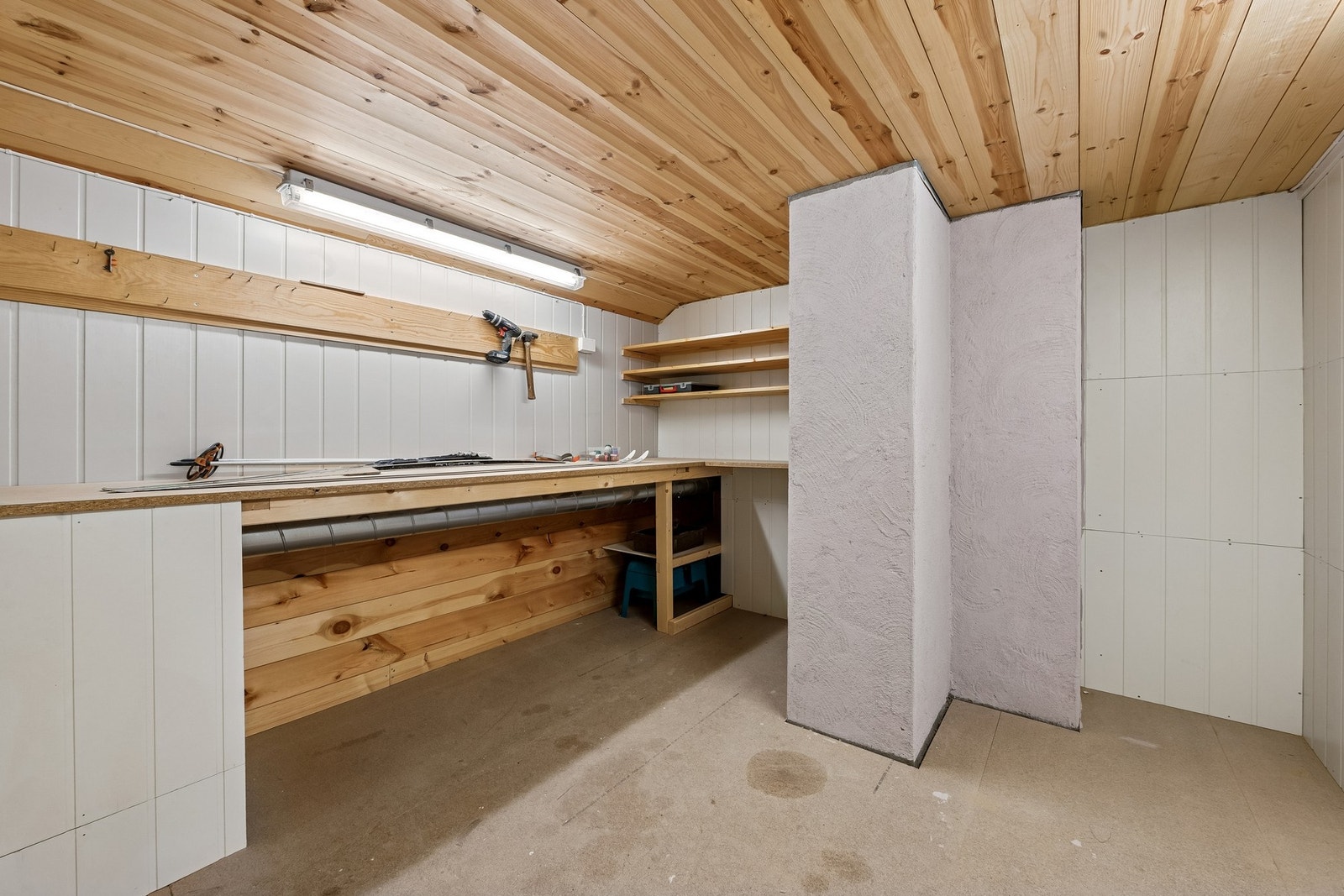 Bod med arbeidsbenk, vegghyller og god belysning - perfekt også som smøreplass for ski. Galleribilde