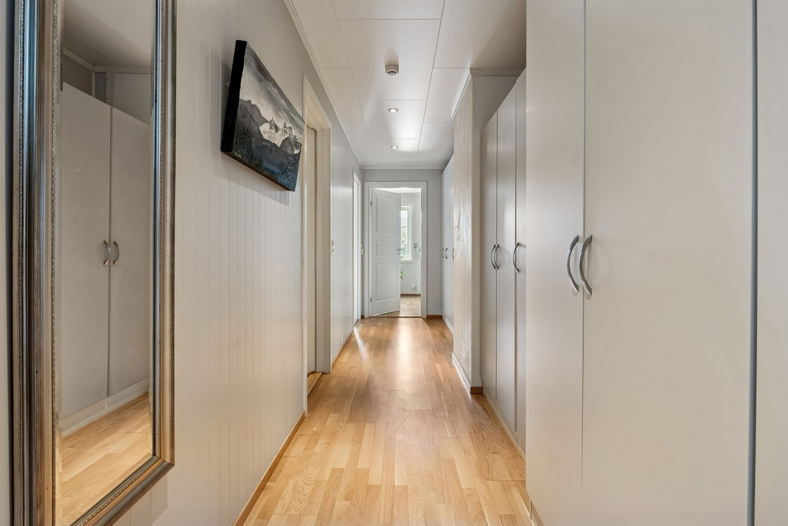 Romslig gang med mye oppbevaringsplass. Galleribilde