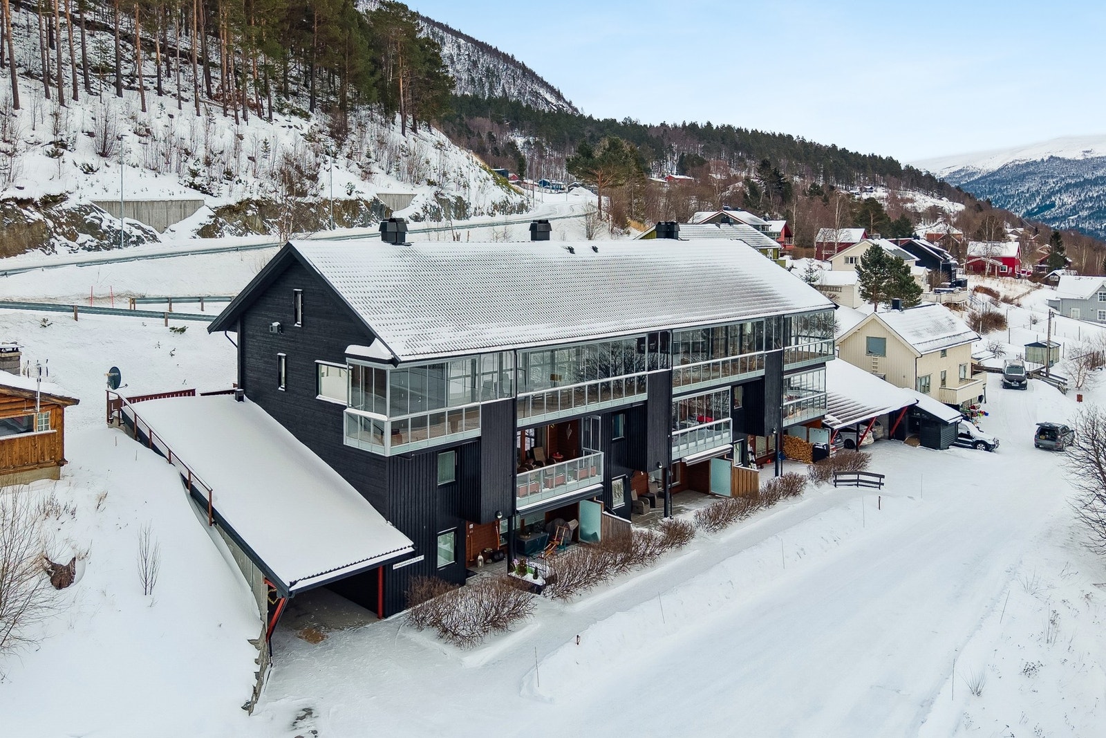 Jernbanestasjon og kollektivknutepunkt ligger kun 2 minutters gange på oversiden av bygget - uten at togtrafikken høres fra eiendommen. Galleribilde
