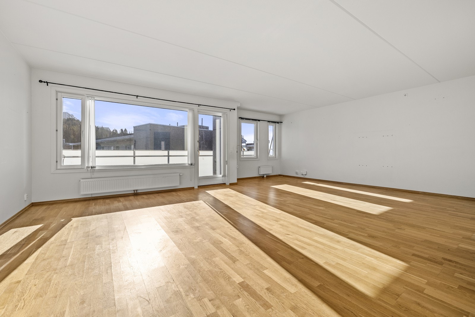 Store vindusflater og lyse overflater gir en romslig atmosfære. Galleribilde