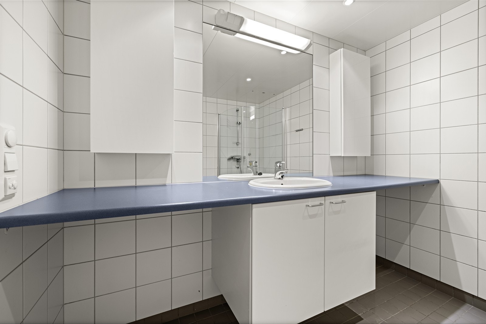 Baderomsinnredningen har en bred laminatbenkeplate og det er opplegg for vaskemaskin og tørketrommel. Galleribilde