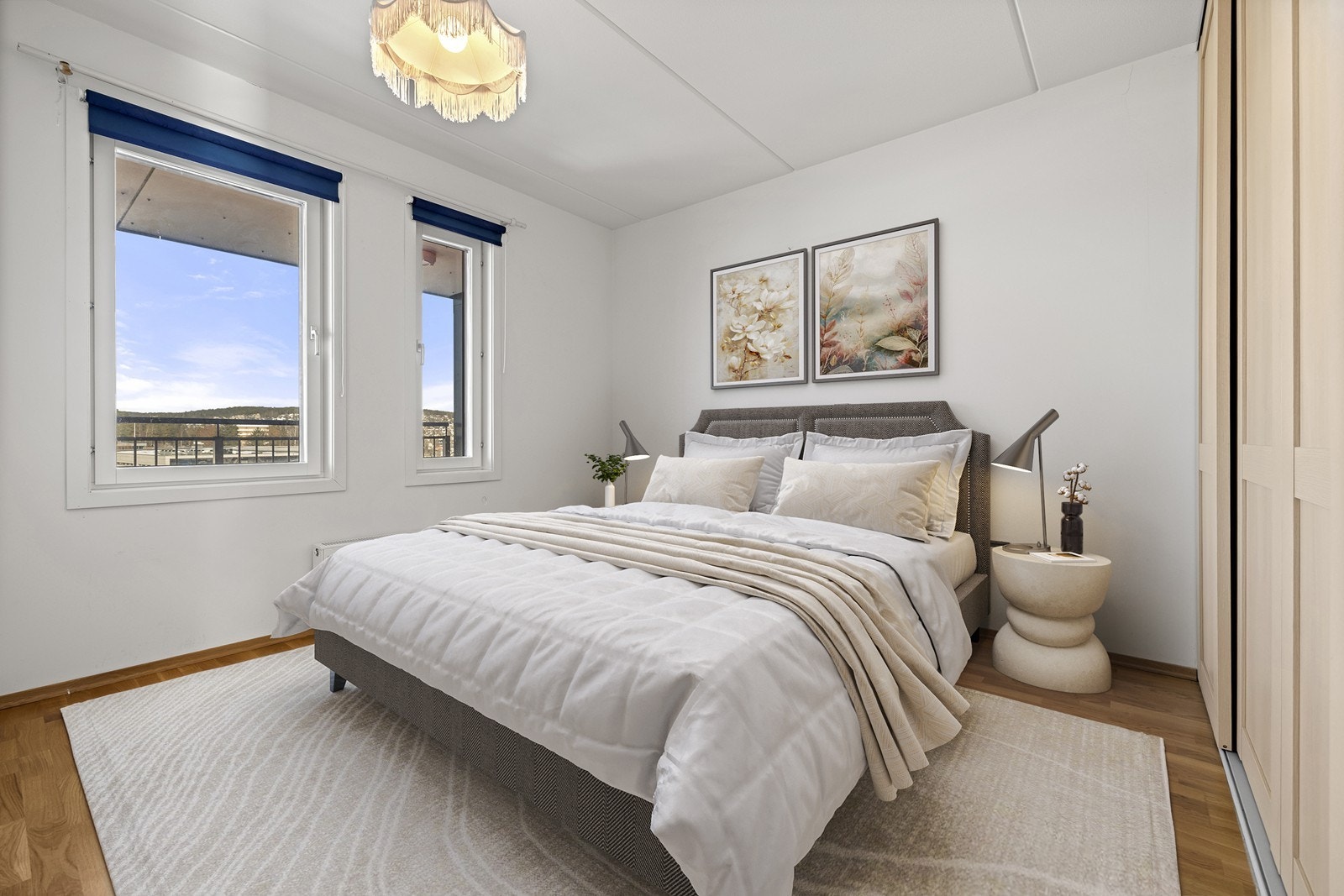 Leiligheten har to soverom som ligger adskilt fra stuen, noe som gir en rolig og privat sone. Bildet er digitalt stylet. Galleribilde