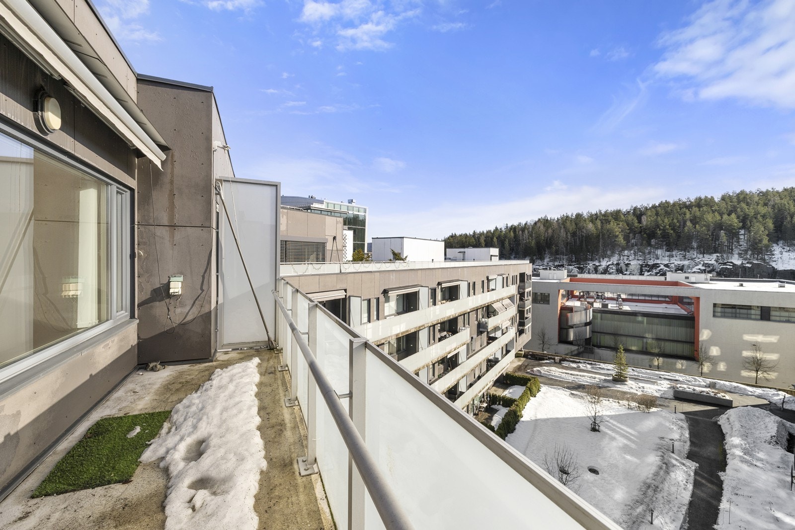 Fra balkongen er det utsikt over nærområdet og de grønne omgivelsene. Galleribilde