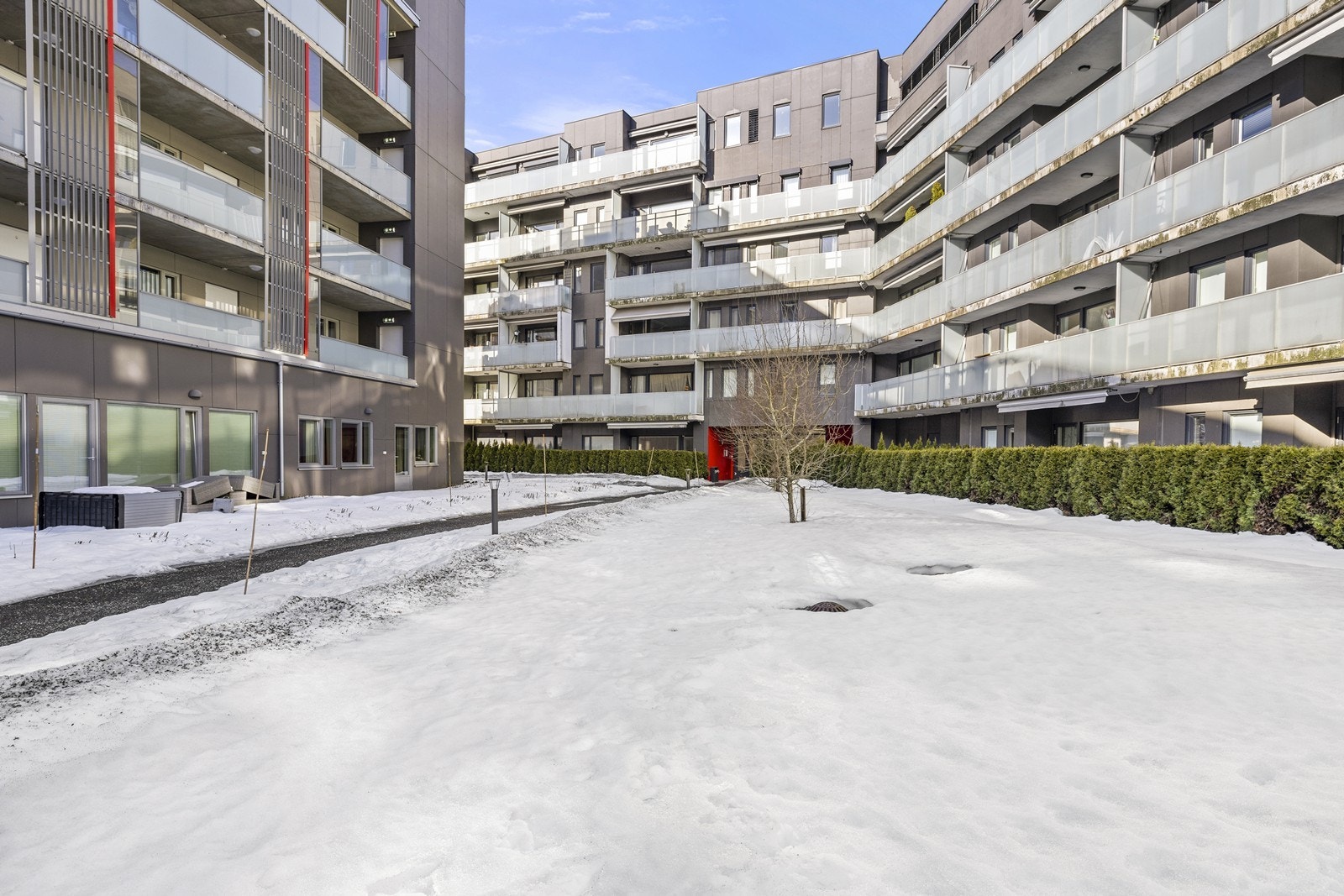 Bygget er oppført i betong- og murkonstruksjon med fasadeplater. Galleribilde