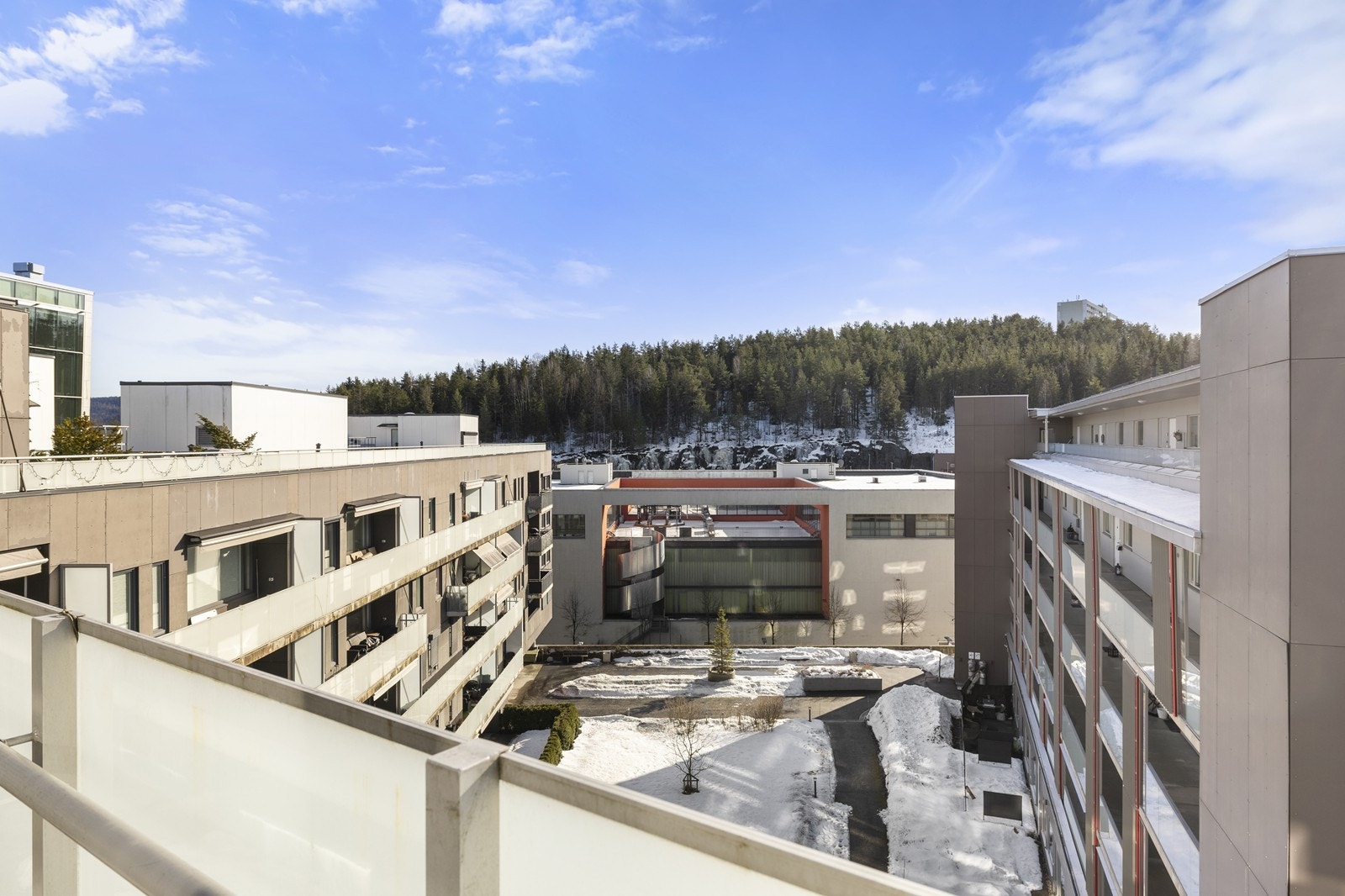 Beliggenheten gir en god balanse mellom byliv og nærhet til natur. Galleribilde