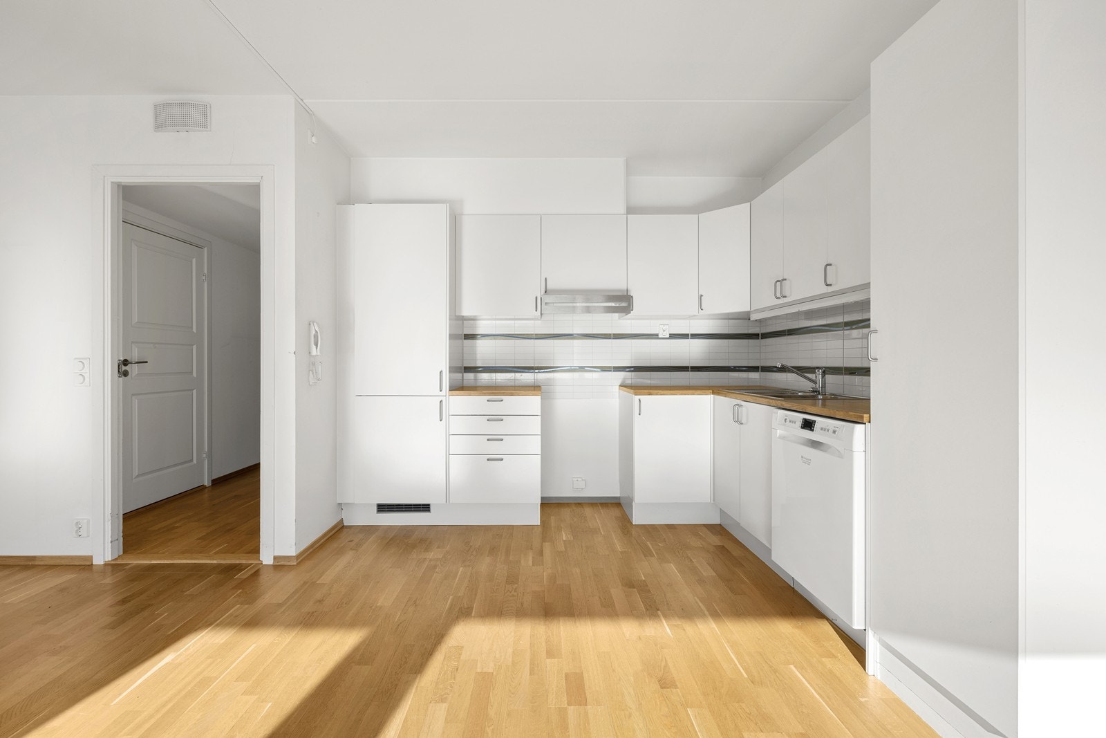 Kjøkkeninnredningen har slette, lyse fronter med god skapplass. Galleribilde