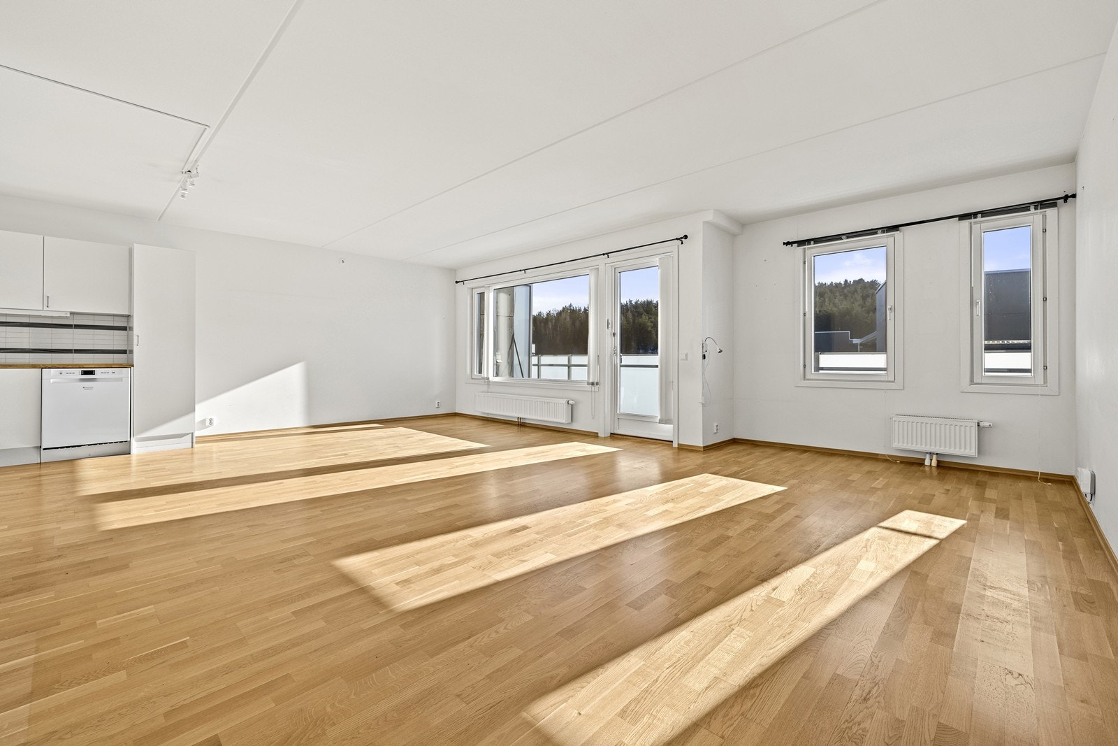 Den åpne løsningen binder stue og kjøkken sammen til et sosialt og luftig allrom. Galleribilde