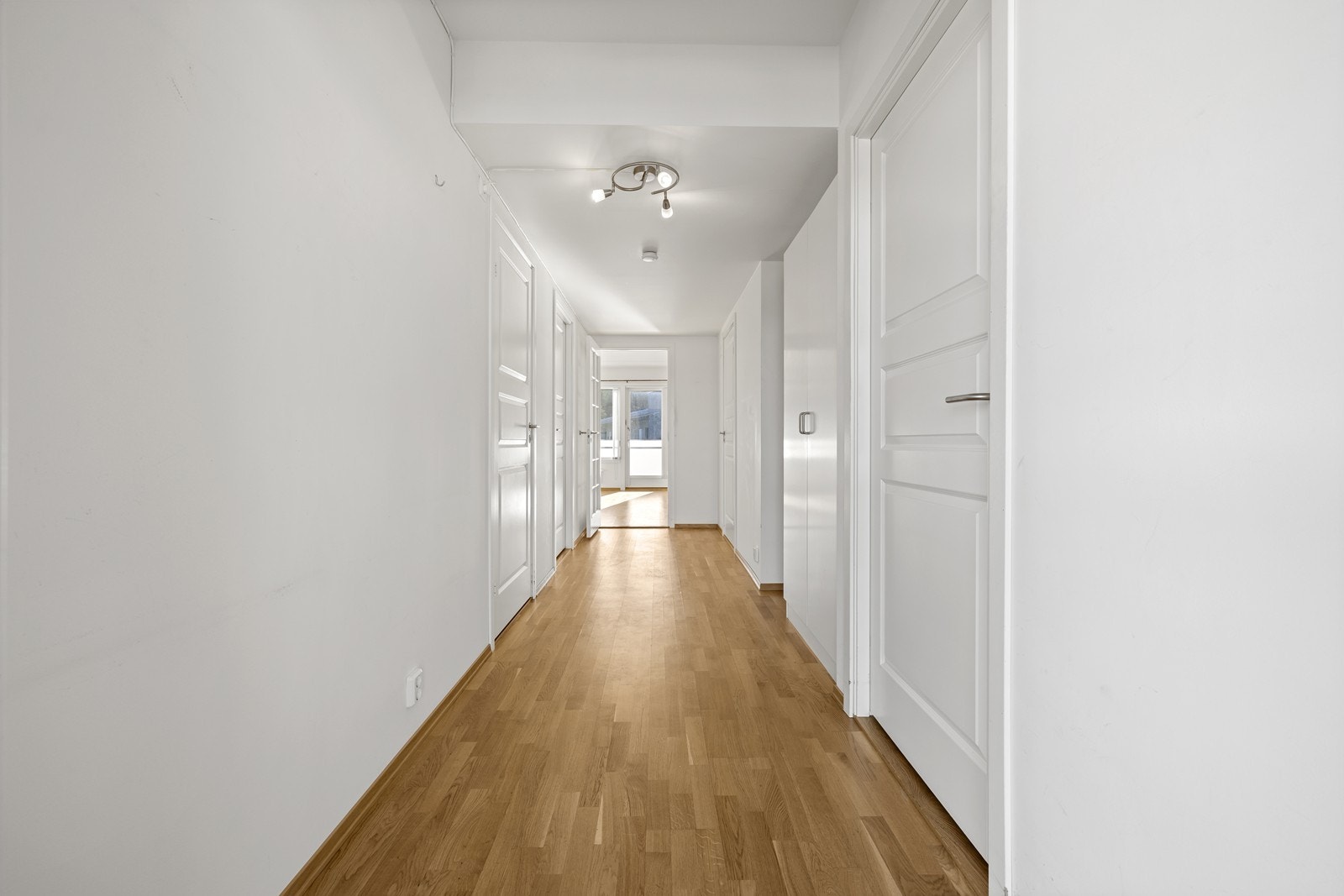 Fra entréen ledes du inn mot leilighetens åpne og sosiale sone. Galleribilde