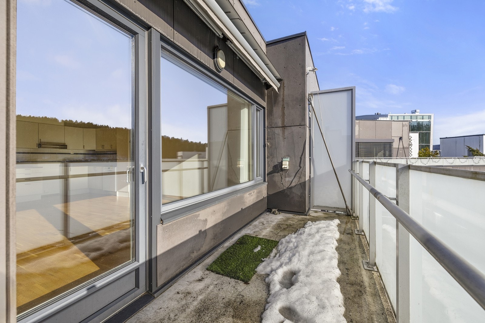 Fra stuen er det utgang til en vestvendt balkong på 10 m² med elektrisk solskjerming. Galleribilde