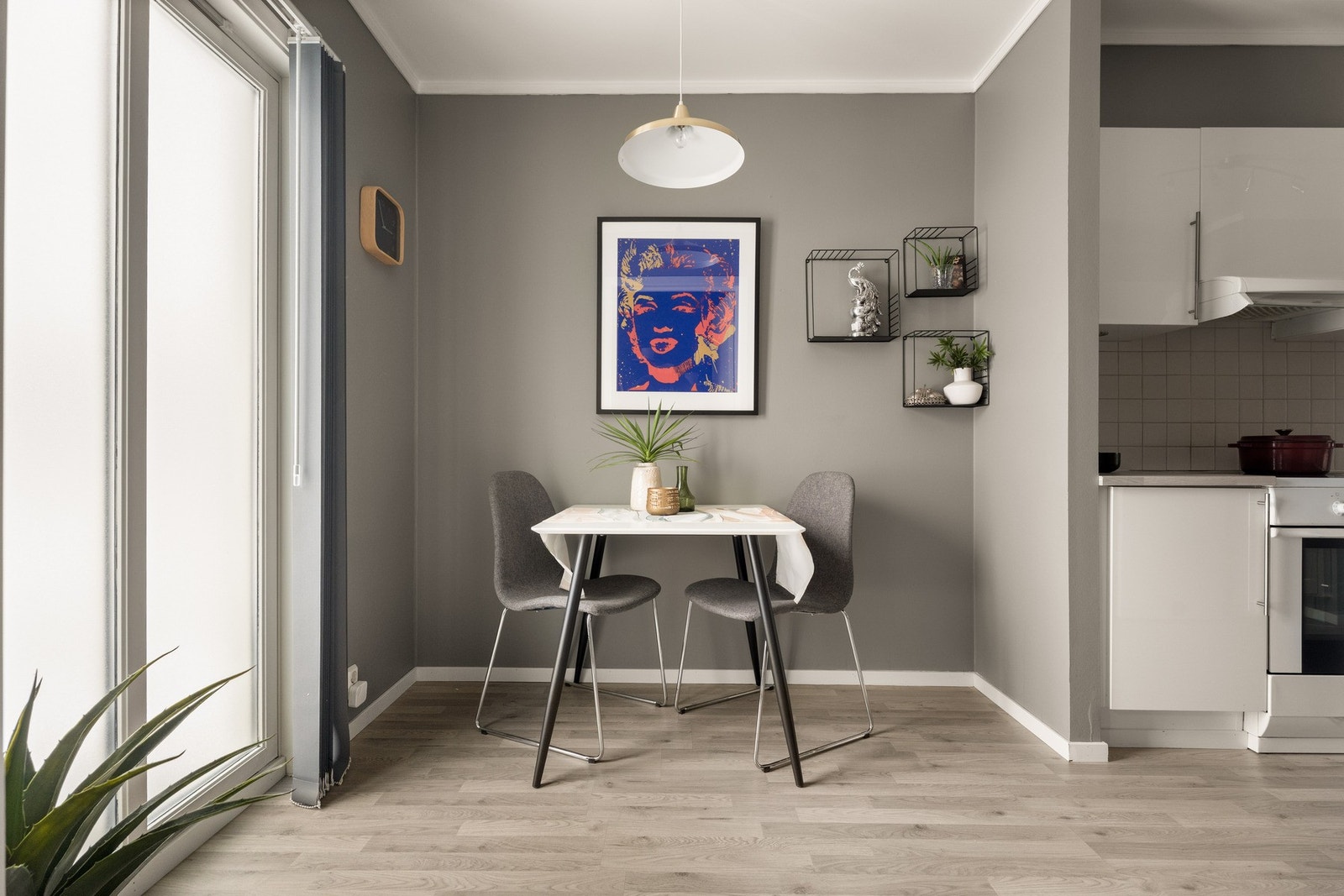 Plass til spisebord ved kjøkkenet. Galleribilde