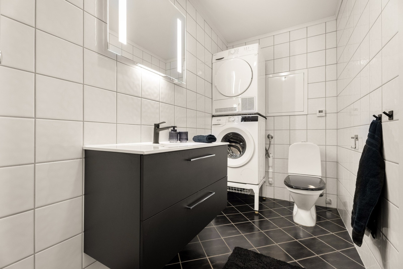 Badet har fått ny baderomsinnredning i senere tid. Plass til både vaskemaskin og tørketrommel. Galleribilde