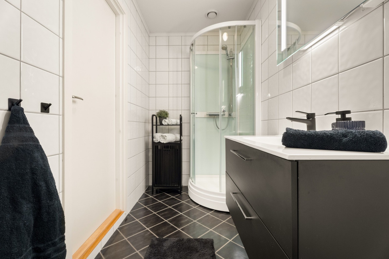 Et pent bad i tidløse farger. Galleribilde