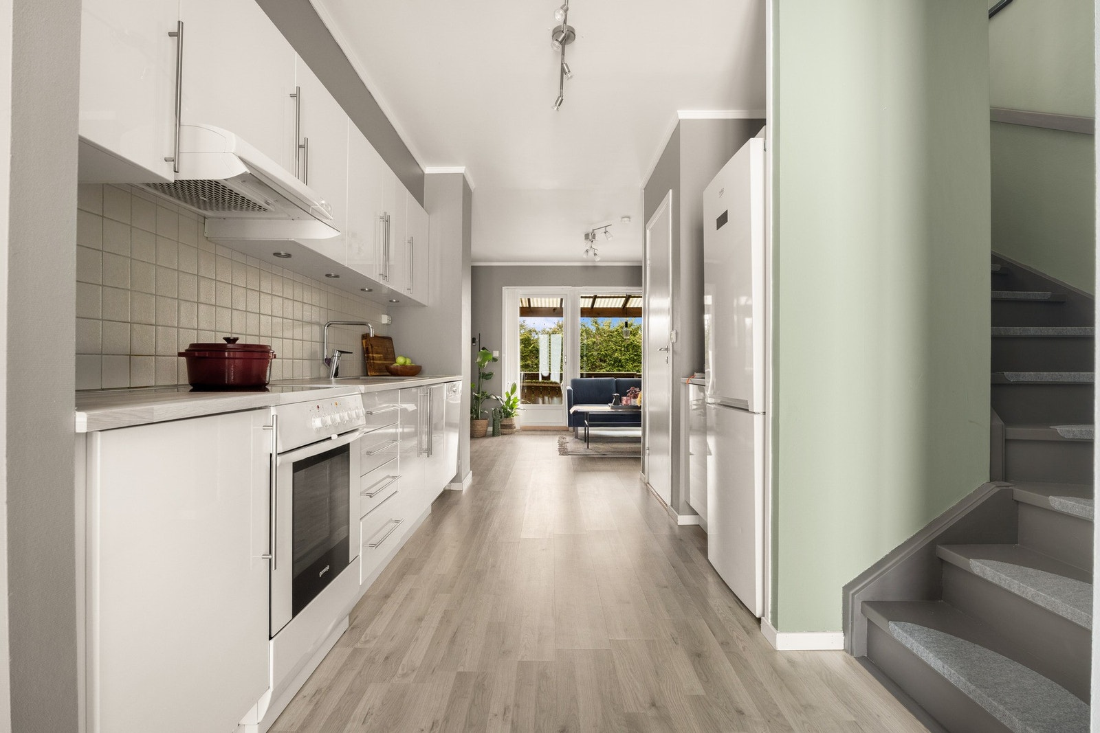 Etasjen har fint naturlig lys fra vindusflatene i begge ender av rommet. Innvendig bod/ teknisk rom under trappen. Galleribilde