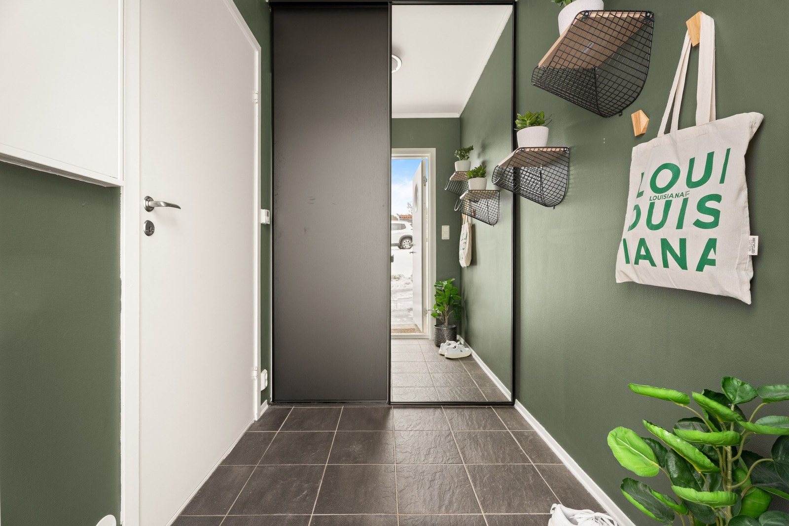 Boligen har en flislagt entré med skyvedørsgarderobe. Galleribilde