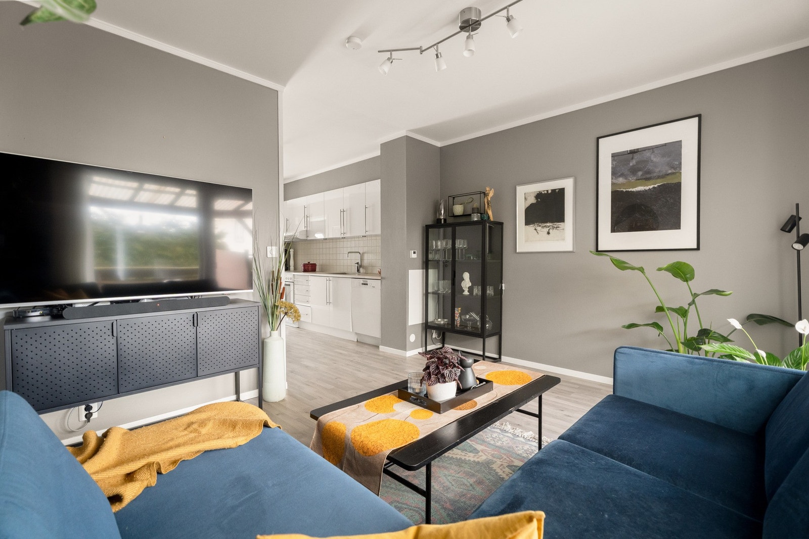 Stue og kjøkken i åpen løsning. Galleribilde