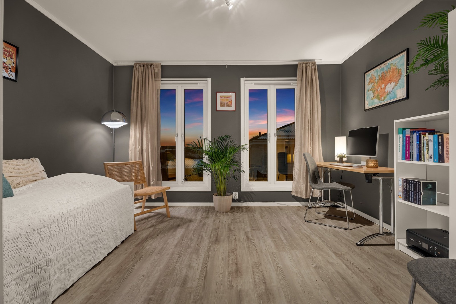 Slik rommet er i dag har man god plass til forskjellige typer innredning. Galleribilde