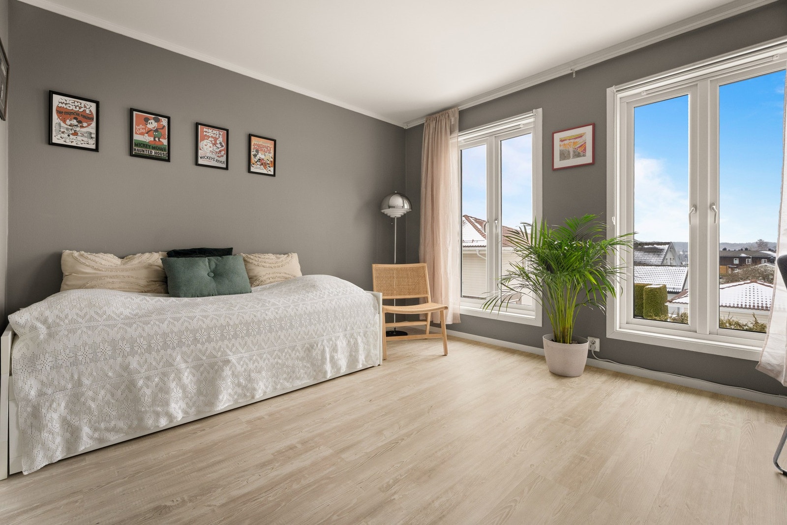 Lyst og fint med fin utsikt ut over nærområdet. Galleribilde