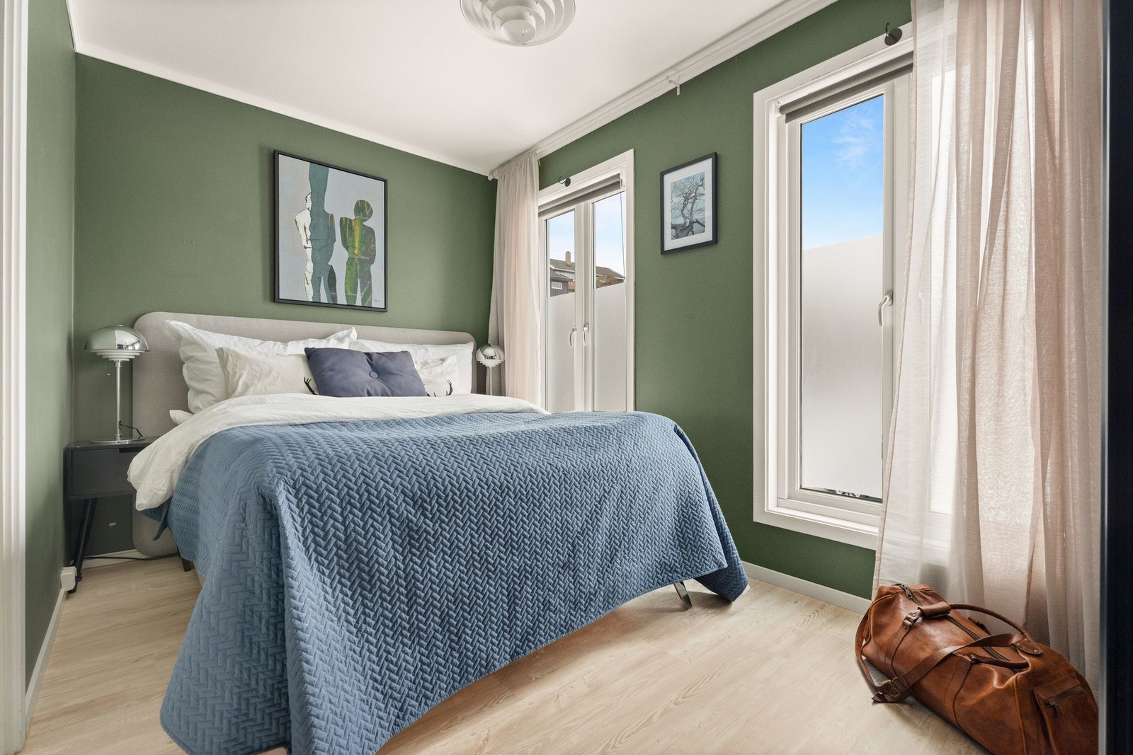 Plass til dobbeltseng. Nordvendte vinduer. Galleribilde