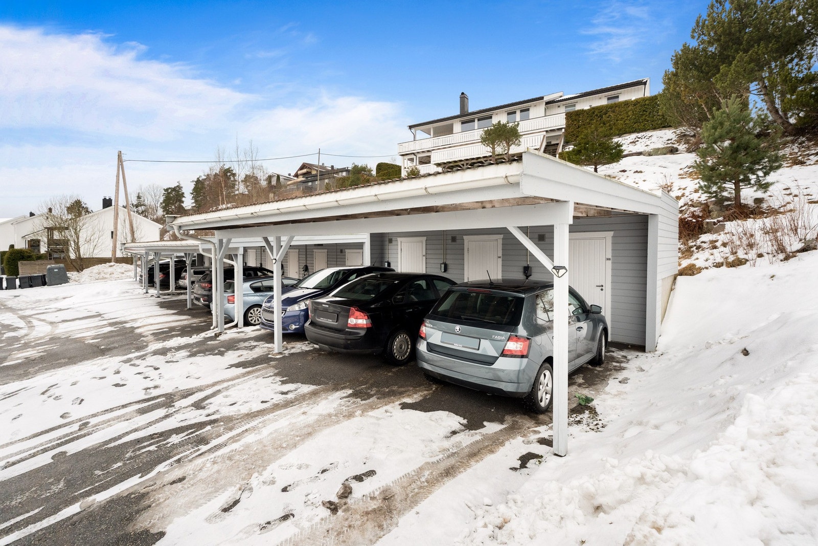 Det medfølger carport med tilhørende utebod. Her er det tilrettelagt for lading av elbil. Galleribilde